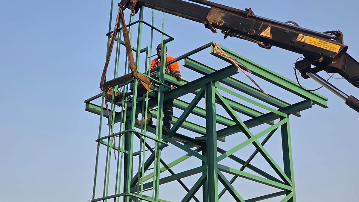 Kefree — reinforcement mesh laid and checked across a large slab